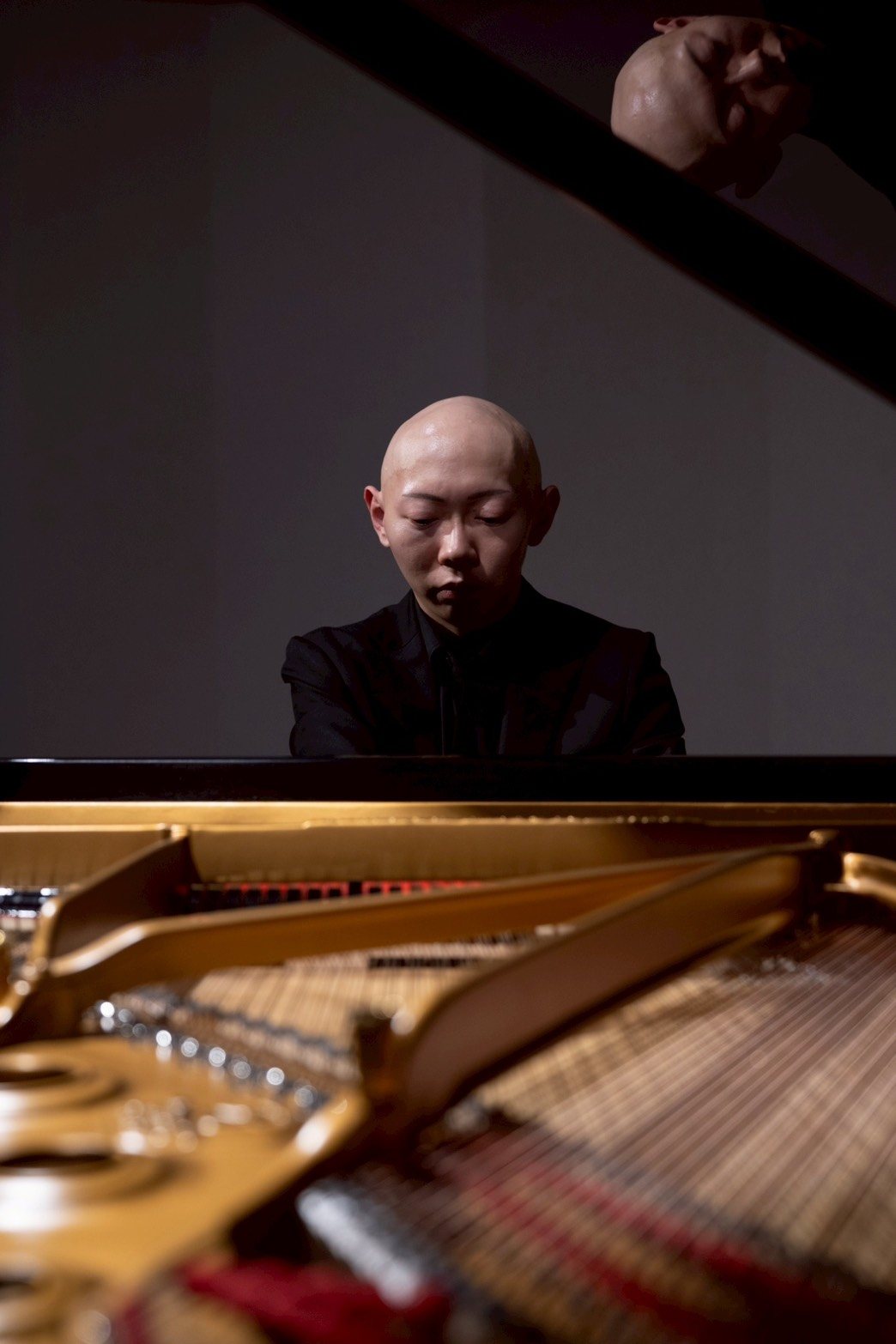 演奏する講師